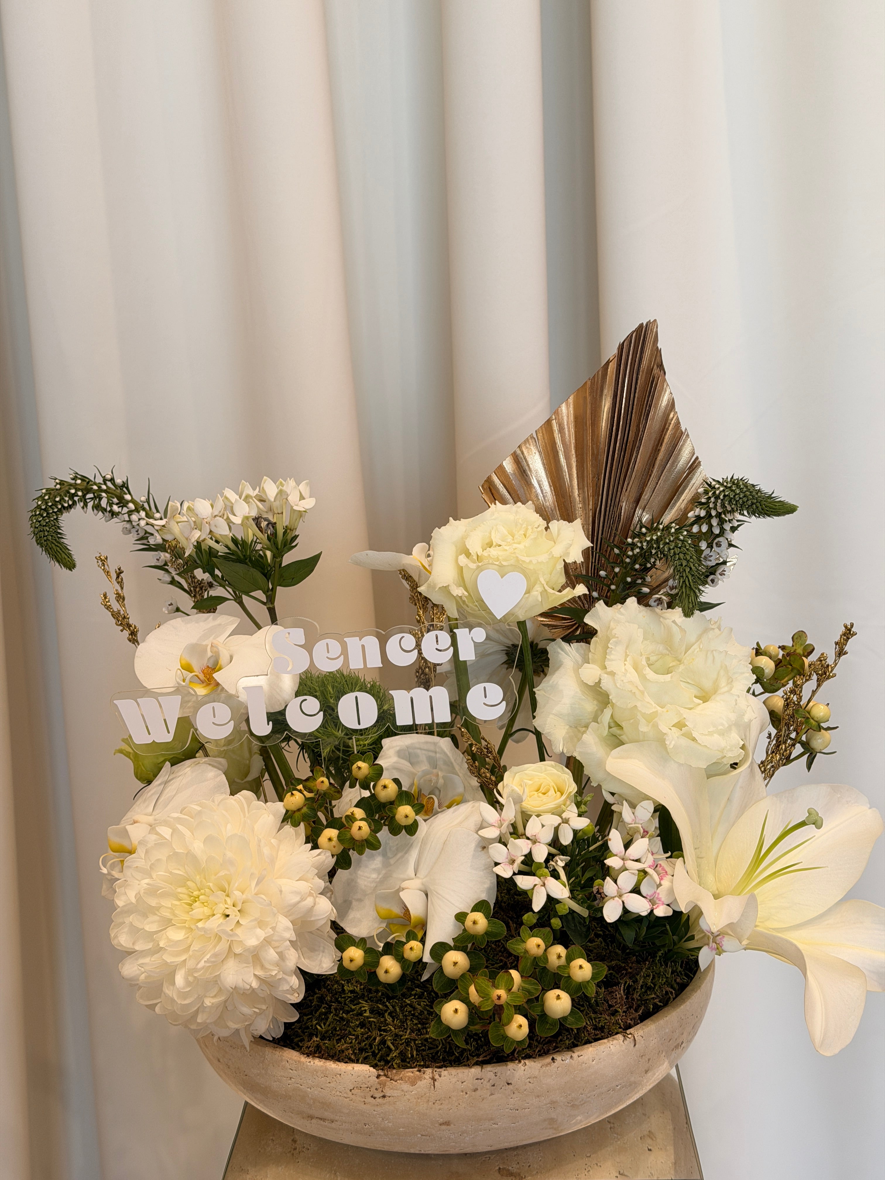 Saf Karşılama-Mermer Saksı da Çiçek Aranjmanı