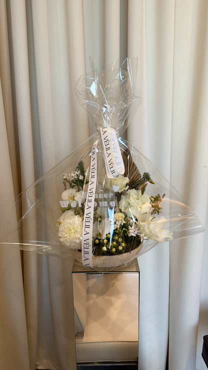 Saf Karşılama-Mermer Saksı da Çiçek Aranjmanı