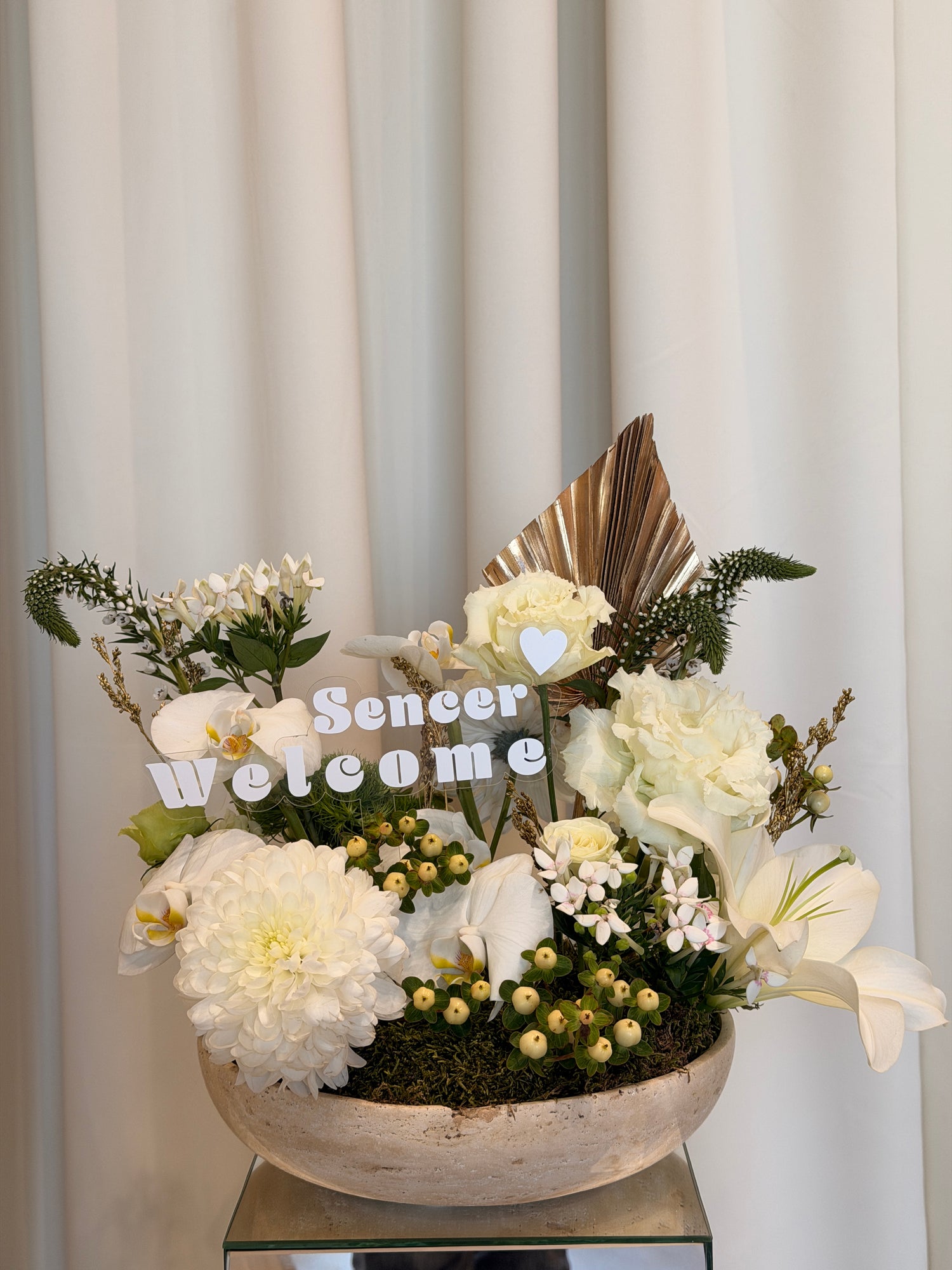 Saf Karşılama-Mermer Saksı da Çiçek Aranjmanı